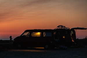 CAMPING CAR A LA TOMBEE DE LA NUIT, POINTE DE L'ILE RENOTE, TREGASTEL, COTE DE GRANIT ROSE, COTES-D'AMOR, BRETAGNE, FRANCE 