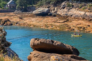 CANOE EN COUPLE A L'ENTREE DU PORT DE PLOUMANAC'H, PERROS-GUIREC, COTE DE GRANIT ROSE, COTES-D'AMOR, BRETAGNE, FRANCE 