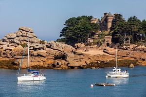 BATEAUX, VOILIERS DE PLAISANCE DEVANT LE CHATEAU DE COSTAERES, TREGASTEL, COTE DE GRANIT ROSE, COTES-D'AMOR, BRETAGNE, FRANCE 