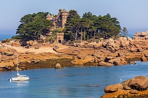 VOILIER DE PLAISANCE AMARRE DEVANT LE CHATEAU DE COSTAERES, TREGASTEL, CHEMIN DES DOUANIERS DE PLOUMANAC'H, COTE DE GRANIT ROSE, COTES-D'AMOR, BRETAGNE, FRANCE 