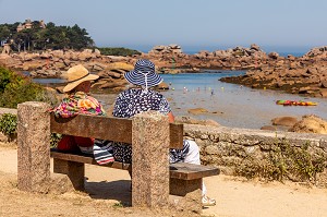 FEMMES AU CHAPEAU DEVANT LA PLAGE DE SAINT-GUIREC, PERROS-GUIREC, COTE DE GRANIT ROSE, COTES-D'AMOR, BRETAGNE, FRANCE 