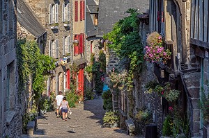 RUE DE PETIT FORT (JERZUAL), RUELLE ESCARPEE MENANT AU PORT, VILLE MEDIEVALE DE DINAN, COTES-D'AMOR, BRETAGNE, FRANCE 