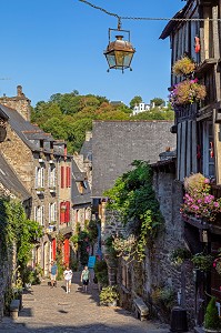 RUE DE PETIT FORT (JERZUAL), RUELLE ESCARPEE MENANT AU PORT, VILLE MEDIEVALE DE DINAN, COTES-D'AMOR, BRETAGNE, FRANCE 