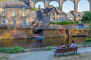 BALADE EN FAMILLE SUR LES BORDS DE LA RANCE SOUS LE VIADUC, VILLE MEDIEVALE DE DINAN, COTES-D'AMOR, BRETAGNE, FRANCE 