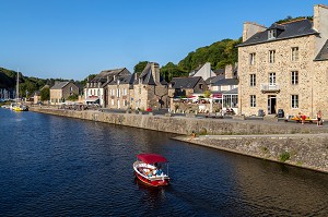 BALADE EN BATEAU ELECTRIQUE SUR LA RANCE, VILLE MEDIEVALE DE DINAN, COTES-D'AMOR, BRETAGNE, FRANCE 