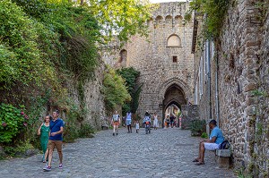 RUE DE PETIT FORT, PORTE DE JERZUAL, RUELLE MEDIEVALE ESCARPEE MENANT AU PORT, DINAN, COTES-D'AMOR, BRETAGNE, FRANCE 