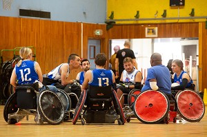 BRIEFING D'ENTRAINEMENT HANDI RUGBY, SPORT COLLECTIF POUR LES PERSONNES HANDICAPEES EN FAUTEUIL ROULANT 