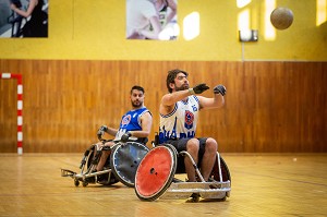 ENTRAINEMENT HANDI RUGBY, SPORT COLLECTIF POUR LES PERSONNES HANDICAPEES EN FAUTEUIL ROULANT 