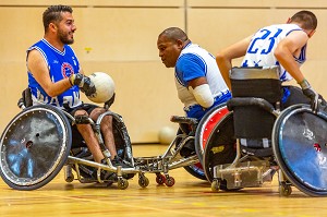 ENTRAINEMENT HANDI RUGBY, SPORT COLLECTIF POUR LES PERSONNES HANDICAPEES EN FAUTEUIL ROULANT 