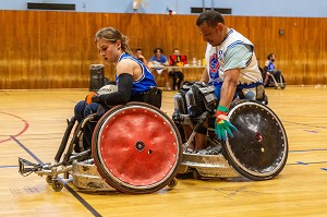 ENTRAINEMENT HANDI RUGBY, SPORT COLLECTIF POUR LES PERSONNES HANDICAPEES EN FAUTEUIL ROULANT 