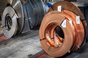 STOCK DE ROULEAUX DE CUIVRE ET D'ACIER DANS L'USINE, L'AIGLE, ORNE, NORMANDIE, FRANCE 