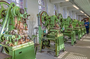 MACHINES D'EPOQUE POUR L'ESTAMPAGE ET LE PERCAGE DES AIGUILLES, MANUFACTURE BOHIN, SAINT-SULPICE-SUR-RISLE, ORNE, NORMANDIE, FRANCE 