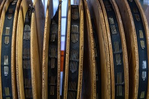 AIGUILLES SUR DES BOBINES, PIQUEES SUR DES ROULEAUX DE TISSU AVANT CONDITIONNEMENT, MANUFACTURE BOHIN, SAINT-SULPICE-SUR-RISLE, ORNE, NORMANDIE, FRANCE 