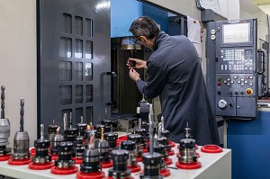 TECHNICIEN SALARIE DEVANT SON TOUR NUMERIQUE, FABRICATION D'EMPORTE-PIECES METALLIQUES POUR OUTIL DE DECOUPE, ENTREPRISE PELLETIER ET JAMINET, L'AIGLE, ORNE, NORMANDIE, FRANCE 