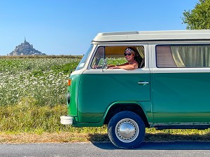 FEMME AU VOLANT LORS D'UNE BALADE EN CAMPAGNE A BORD D'UN COMBI VOLKSWAGEN, MONT-SAINT-MICHEL, MANCHE, NORMANDIE, FRANCE 