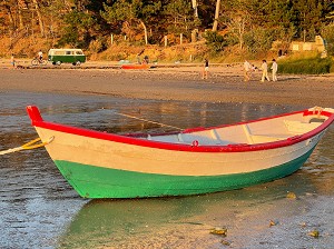 BARQUE EN BORD DE MER ET COMBI VOLKSWAGEN, PLAGE PRES DE SAINT-MALO, MANCHE, NORMANDIE, FRANCE 