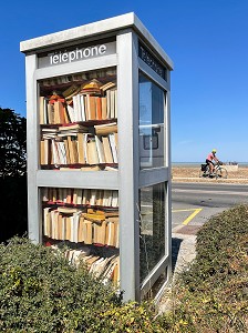 ANCIENNE CABINE TELEPHONIQUE TRANSFORME EN KIOSQUE D'ECHANGE DE LIVRES, BOITE A LIVRES, SAINT-BENOIT-DES-ONDES, MANCHE, NORMANDIE, FRANCE 