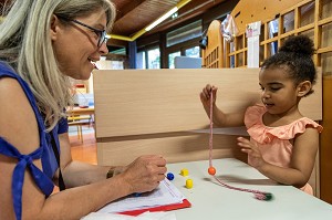 ACCOMPAGNEMENT A L'INTEGRATION DES ENFANTS EN DIFFICULTE A L'ECOLE PUBLIQUE, HANDICAP PSYCHIQUE LEGER, ECOLE MATERNELLE ROGER SALENGRO, LOUVIERS, EURE, NORMANDIE, FRANCE 