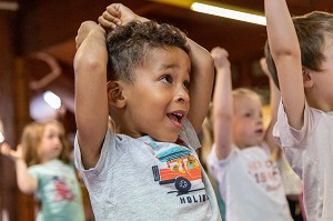 SPORT ET DETENTE YOGA, INTEGRATION DES ENFANTS EN DIFFICULTE A L'ECOLE PUBLIQUE, HANDICAP PSYCHIQUE LEGER, ECOLE MATERNELLE ROGER SALENGRO, LOUVIERS, EURE, NORMANDIE, FRANCE 