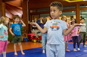 SPORT ET DETENTE YOGA, INTEGRATION DES ENFANTS EN DIFFICULTE A L'ECOLE PUBLIQUE, HANDICAP PSYCHIQUE LEGER, ECOLE MATERNELLE ROGER SALENGRO, LOUVIERS, EURE, NORMANDIE, FRANCE 