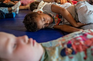 SEANCE DE RELAXATION, INTEGRATION DES ENFANTS EN DIFFICULTE A L'ECOLE PUBLIQUE, HANDICAP PSYCHIQUE LEGER, ECOLE MATERNELLE ROGER SALENGRO, LOUVIERS, EURE, NORMANDIE, FRANCE 