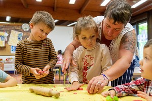 ATELIER D'ARTS PLASTIQUES, ACCOMPAGNEMENT A L'INTEGRATION DES ENFANTS EN DIFFICULTE A L'ECOLE PUBLIQUE, HANDICAP PSYCHIQUE LEGER, ECOLE MATERNELLE ROGER SALENGRO, LOUVIERS, EURE, NORMANDIE, FRANCE 