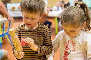 ATELIER D'ARTS PLASTIQUES, ACCOMPAGNEMENT A L'INTEGRATION DES ENFANTS EN DIFFICULTE A L'ECOLE PUBLIQUE, HANDICAP PSYCHIQUE LEGER, ECOLE MATERNELLE ROGER SALENGRO, LOUVIERS, EURE, NORMANDIE, FRANCE 