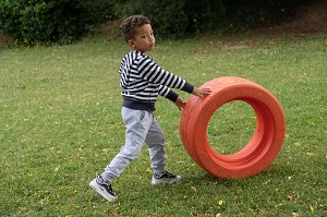 DETENTE ET JEU DANS LA COUR DE RECREATION, INTEGRATION DES ENFANTS EN DIFFICULTE A L'ECOLE PUBLIQUE, HANDICAP PSYCHIQUE LEGER, ECOLE MATERNELLE ROGER SALENGRO, LOUVIERS, EURE, NORMANDIE, FRANCE 