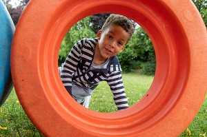 DETENTE ET JEU DANS LA COUR DE RECREATION, INTEGRATION DES ENFANTS EN DIFFICULTE A L'ECOLE PUBLIQUE, HANDICAP PSYCHIQUE LEGER, ECOLE MATERNELLE ROGER SALENGRO, LOUVIERS, EURE, NORMANDIE, FRANCE 