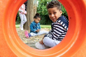 DETENTE ET JEU DANS LA COUR DE RECREATION, INTEGRATION DES ENFANTS EN DIFFICULTE A L'ECOLE PUBLIQUE, HANDICAP PSYCHIQUE LEGER, ECOLE MATERNELLE ROGER SALENGRO, LOUVIERS, EURE, NORMANDIE, FRANCE 