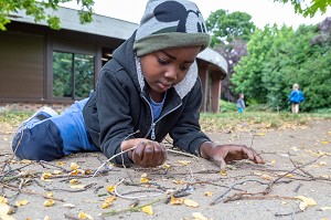 BRANCHES ET FEUILLES, DETENTE ET JEU DANS LA COUR DE RECREATION, INTEGRATION DES ENFANTS EN DIFFICULTE A L'ECOLE PUBLIQUE, HANDICAP PSYCHIQUE LEGER, ECOLE MATERNELLE ROGER SALENGRO, LOUVIERS, EURE, NORMANDIE, FRANCE 