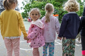 COUR DE RECREATION AVEC LES COPINES, INTEGRATION DES ENFANTS EN DIFFICULTE A L'ECOLE PUBLIQUE, HANDICAP PSYCHIQUE LEGER, ECOLE MATERNELLE ROGER SALENGRO, LOUVIERS, EURE, NORMANDIE, FRANCE 