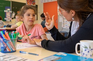 ACCOMPAGNEMENT A L'INTEGRATION DES ENFANTS EN DIFFICULTE, HANDICAP PSYCHIQUE LEGER, CLASSE UEE, UNITE D'ENSEIGNEMENT EXTERNALISE, UNITE LOCALISEES D'INCLUSION SCOLAIRE, ADAPEI27, ECOLE PRIMAIRE DE LOUVIERS, EURE, NORMANDIE, FRANCE 