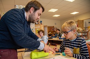 INTEGRATION DES ENFANTS EN DIFFICULTE, HANDICAP PSYCHIQUE LEGER, CLASSE UEE, UNITE D'ENSEIGNEMENT EXTERNALISE, UNITE LOCALISEES D'INCLUSION SCOLAIRE, ADAPEI27, ECOLE PRIMAIRE DE LOUVIERS, EURE, NORMANDIE, FRANCE 