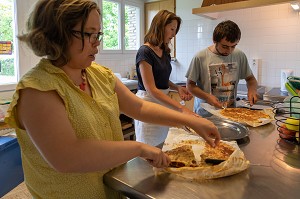 PREPARATION DU REPAS EN COMMUN AVEC LES RESIDENTS ET LES EDUCATEURS, SESSAD LA RENCONTRE, ACCUEIL DE JOUR, ORGANISME DE SOUTIEN ET DE SERVICES AUX PERSONNES HANDICAPEES, LE NEUBOURG, EURE, NORMANDIE, FRANCE 