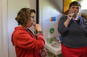 ATELIER BROSSAGE DES DENTS EN CHANSON AVEC LES RESIDENTS, SESSAD LA RENCONTRE, ACCUEIL DE JOUR, ORGANISME DE SOUTIEN ET DE SERVICES AUX PERSONNES HANDICAPEES, LE NEUBOURG, EURE, NORMANDIE, FRANCE 