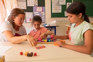 ACCOMPAGNEMENT A L'INTEGRATION DES ENFANTS EN DIFFICULTE, HANDICAP PSYCHIQUE LEGER, CLASSE UEE, UNITE D'ENSEIGNEMENT EXTERNALISE, UNITE LOCALISEES D'INCLUSION SCOLAIRE, ADAPEI27, ECOLE PRIMAIRE DE LOUVIERS, EURE, NORMANDIE, FRANCE 