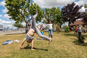 COURS DE RECREATION, INTEGRATION DES ENFANTS EN DIFFICULTE, HANDICAP PSYCHIQUE LEGER, CLASSE UEE, UNITE D'ENSEIGNEMENT EXTERNALISE, UNITE LOCALISEES D'INCLUSION SCOLAIRE, ADAPEI27, ECOLE PRIMAIRE DE LOUVIERS, EURE, NORMANDIE, FRANCE 