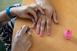 VERNIS A ONGLES, ATELIER BIEN-ETRE ET BEAUTE AVEC LES RESIDENTS, SESSAD LA RENCONTRE, ACCUEIL DE JOUR, ORGANISME DE SOUTIEN ET DE SERVICES AUX PERSONNES HANDICAPEES, LE NEUBOURG, EURE, NORMANDIE, FRANCE 