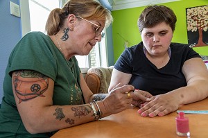 VERNIS A ONGLES, ATELIER BIEN-ETRE ET BEAUTE AVEC LES RESIDENTS, SESSAD LA RENCONTRE, ACCUEIL DE JOUR, ORGANISME DE SOUTIEN ET DE SERVICES AUX PERSONNES HANDICAPEES, LE NEUBOURG, EURE, NORMANDIE, FRANCE 