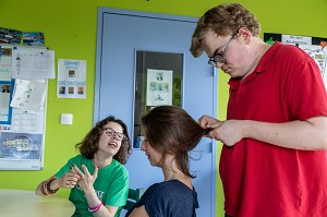 COIFFURE, ATELIER BIEN-ETRE ET BEAUTE AVEC LES RESIDENTS, SESSAD LA RENCONTRE, ACCUEIL DE JOUR, ORGANISME DE SOUTIEN ET DE SERVICES AUX PERSONNES HANDICAPEES, LE NEUBOURG, EURE, NORMANDIE, FRANCE 