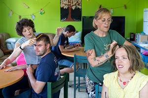 COIFFURE, ATELIER BIEN-ETRE ET BEAUTE AVEC LES RESIDENTS, SESSAD LA RENCONTRE, ACCUEIL DE JOUR, ORGANISME DE SOUTIEN ET DE SERVICES AUX PERSONNES HANDICAPEES, LE NEUBOURG, EURE, NORMANDIE, FRANCE 