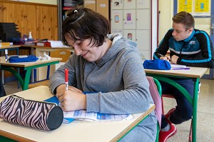 ELEVES DU COLLEGE, SALLE DE COURS ADAPTEE, IME LA RIVIERE POUR ENFANTS ET ADOLESCENTS ET JEUNES ADULTES, NASSANDRES-SUR-RISLE, EURE, NORMANDIE, FRANCE 