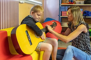 COURS DE MOTRICITE AVEC UNE PSYCHOMOTRIENNE, IME LA RIVIERE POUR ENFANTS ET ADOLESCENTS ET JEUNES ADULTES, NASSANDRES-SUR-RISLE, EURE, NORMANDIE, FRANCE 