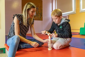 COURS DE MOTRICITE AVEC UNE PSYCHOMOTRIENNE, IME LA RIVIERE POUR ENFANTS ET ADOLESCENTS ET JEUNES ADULTES, NASSANDRES-SUR-RISLE, EURE, NORMANDIE, FRANCE 