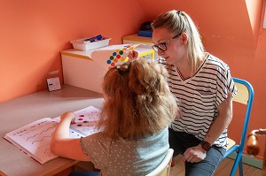 COURS PARTICULIER D'APPRENTISSAGE AUX COULEURS ET AUX FORMES, IME LA RIVIERE POUR ENFANTS ET ADOLESCENTS ET JEUNES ADULTES, NASSANDRES-SUR-RISLE, EURE, NORMANDIE, FRANCE 