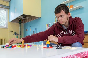 APPRENTISSAGE AU TRAVAIL POUR RANGER ET TRIER, IME LA RIVIERE POUR ENFANTS ET ADOLESCENTS ET JEUNES ADULTES, NASSANDRES-SUR-RISLE, EURE, NORMANDIE, FRANCE 