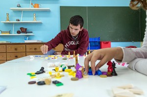 APPRENTISSAGE AU TRAVAIL POUR RANGER ET TRIER, IME LA RIVIERE POUR ENFANTS ET ADOLESCENTS ET JEUNES ADULTES, NASSANDRES-SUR-RISLE, EURE, NORMANDIE, FRANCE 