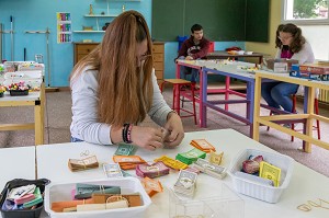 APPRENTISSAGE AU TRAVAIL POUR RANGER ET TRIER, IME LA RIVIERE POUR ENFANTS ET ADOLESCENTS ET JEUNES ADULTES, NASSANDRES-SUR-RISLE, EURE, NORMANDIE, FRANCE 