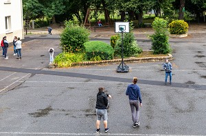 COURS DE RECREATION ENTRE LES COURS, IME LA RIVIERE POUR ENFANTS ET ADOLESCENTS ET JEUNES ADULTES, NASSANDRES-SUR-RISLE, EURE, NORMANDIE, FRANCE 